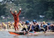 Dhika, bocah penari viral dari Kuansing, membawa tarian 'aura farming' pacu jalur mendunia. Simak kisah dan ajakannya ke festival unik ini!
