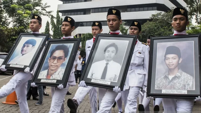 Dokumentasi - Mahasiswa dengan foto empat orang korban tragedi Mei mengikuti Peringatan 18 Tahun Tragedi 12 Mei 1998 di Universitas Trisakti, Grogol, Jakarta. ANTARA FOTO/M Agung Rajasa/ama/pri.